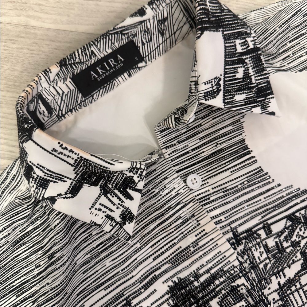 AKIRA Monochrome Cityscape Cropped Button-Down - Picture 3 of 5